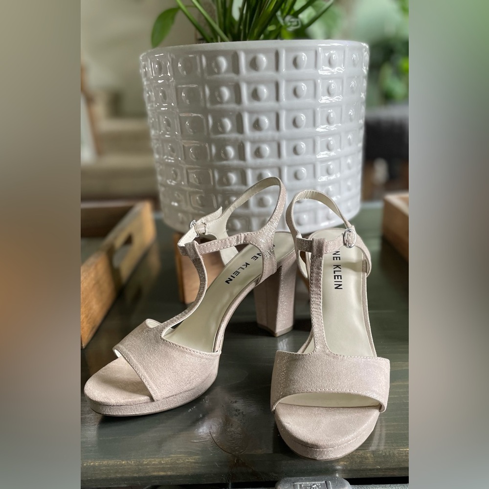 Anne Klein ‘Vita’ Metallic Champagne colored Sandal / Heels - Size 10